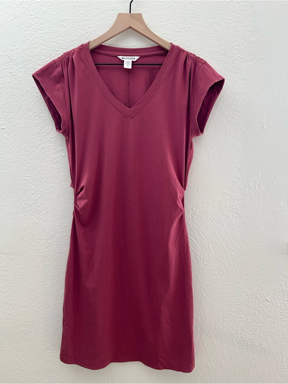 Athleta Effortless Tee Drews in Berry Size Medium Athleisure Sporty Casual - Picture 2 of 9